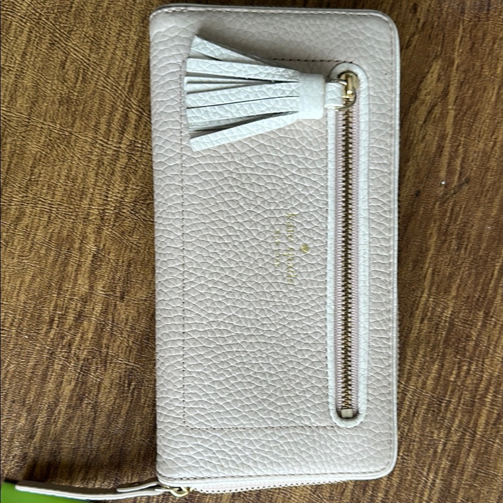 Kate spade NWT Textured Leather Wallet with Minimalist Design